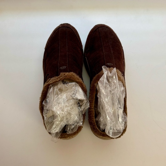 Brown and Tan Cozy Slippers with Plush Lining - Picture 3 of 9